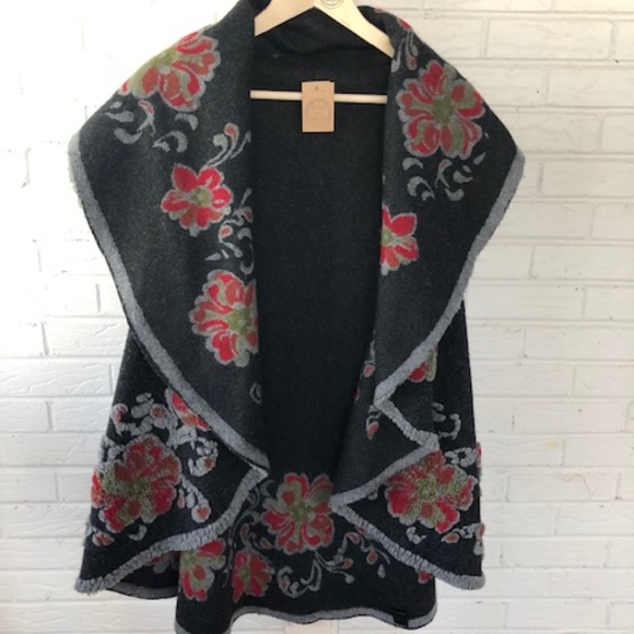 NWT Flower Pattern Round Vest, One Size - Picture 3 of 9